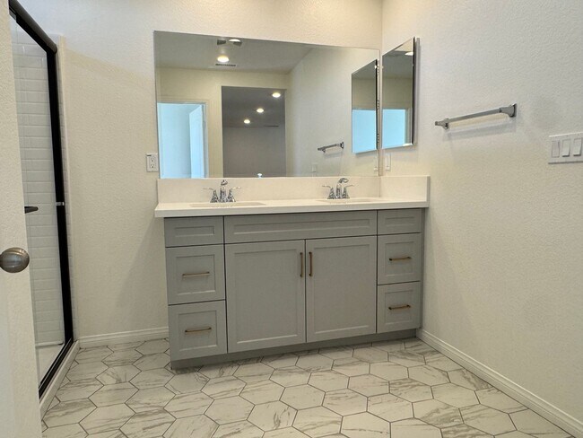 Building Photo - For Lease | Spacious 4-Bed + Den & Loft | ...