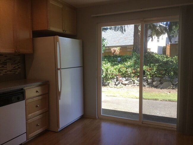 Building Photo - 2 Bedroom-1.75 Bath Single Story Condo/Just minutes from shopping, restaurants & great location f...