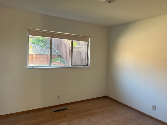 Building Photo - Spacious Newly Remodeled 3 Bedrooms and 2 ...