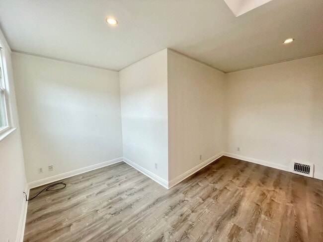 Building Photo - Bernal Hts. 2Br/1.5Ba Home w/Fab City View...