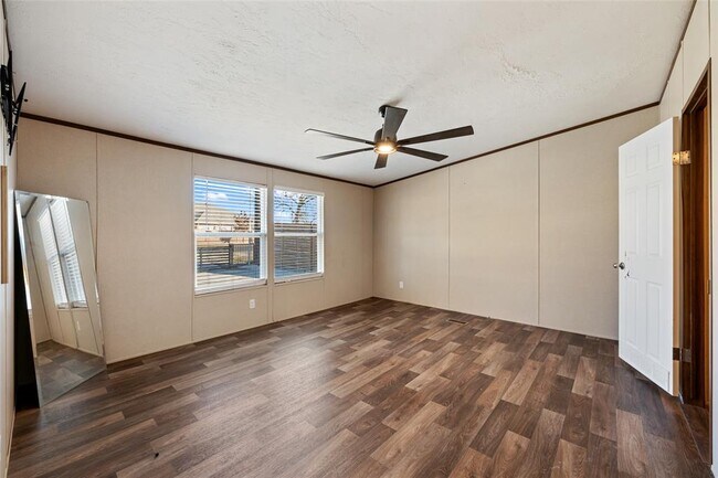 Building Photo - 624 S Old Stagecoach Rd