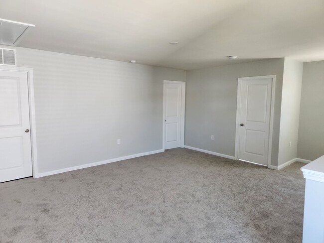 Building Photo - 4 Bedroom For rent