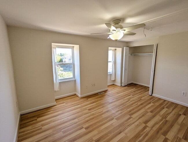Building Photo - Charming two level townhouse in establishe...