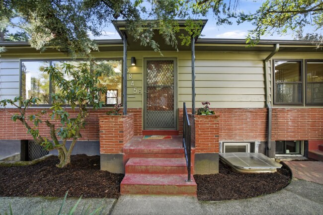 Building Photo - 5845 NE 30th Ave