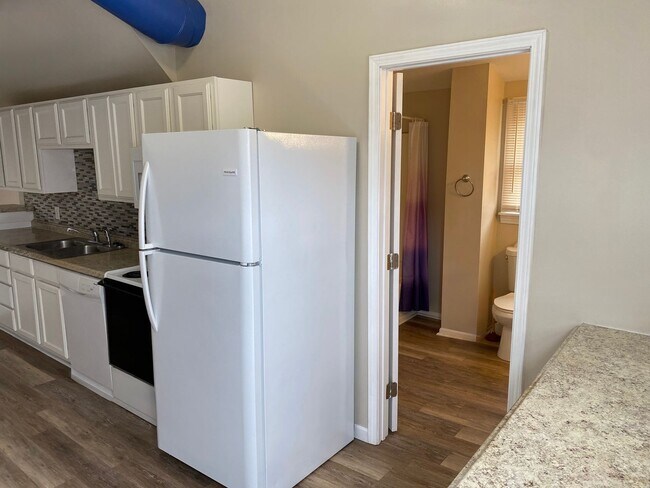 Building Photo - 235-2 Lexington Ave – The Treehouse Apartm...