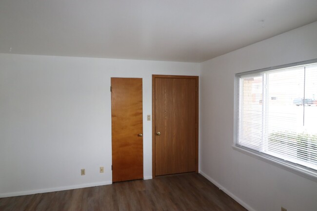 Building Photo - Cozy 2 Bedroom Ranch Duplex