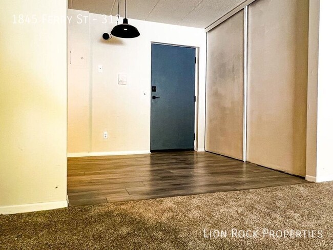 Building Photo - Modern & Spacious 2-Bedroom Condo in the H...