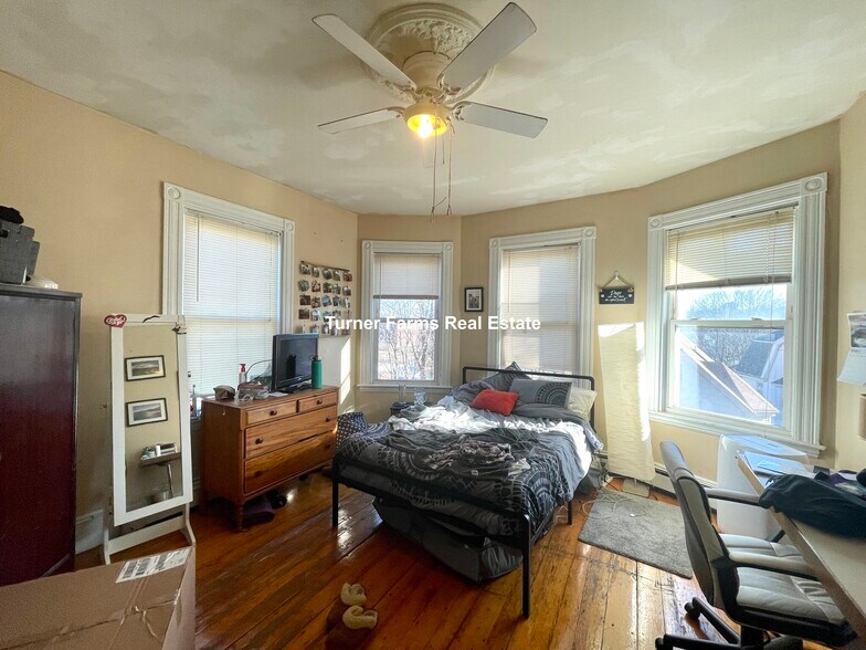 Building Photo - 803 Parker St