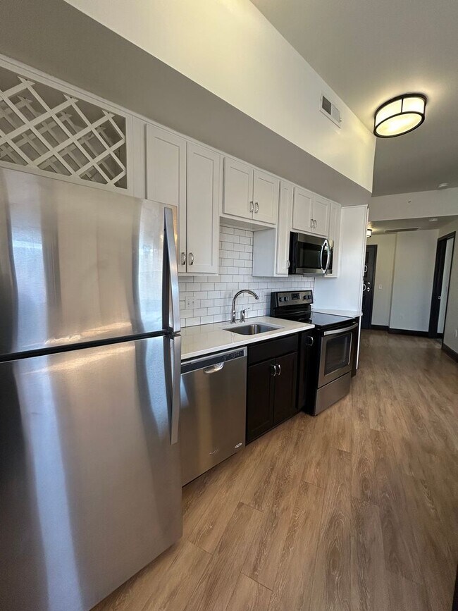 Building Photo - Luxury Downtown Living | Spacious 1-Bedroom 1-Bathroom Loft