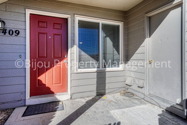 Building Photo - Private Entrance Condo