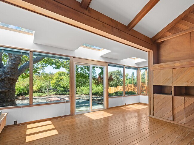 Building Photo - Spacious Single Family Home
