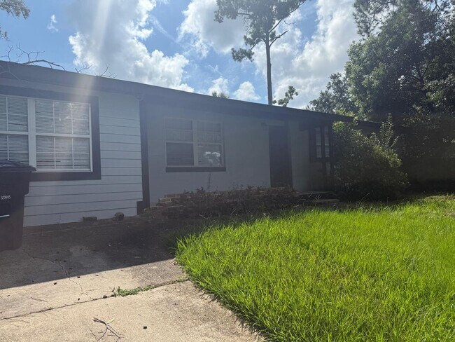 Primary Photo - 423 Fairbanks Dr