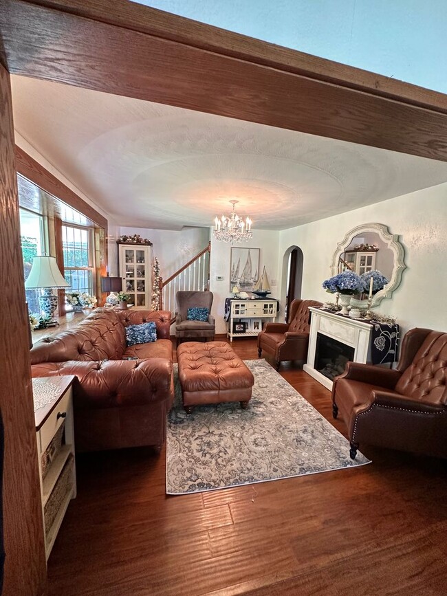 Building Photo - 5 Bedroom 2 1/2 Bath Home w/ Wrap Around P...