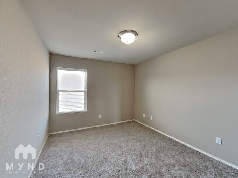 Building Photo - 949 Pinehurst Loop