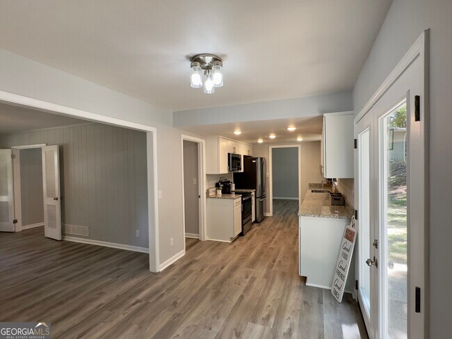 Building Photo - 6 Westlyn Dr