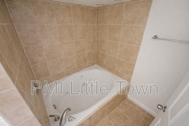 Building Photo - 1670 N Halifax Wy