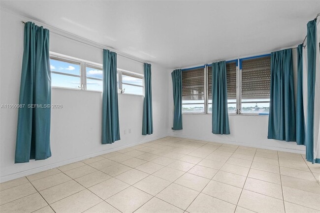 Building Photo - 1750 NE 191st St