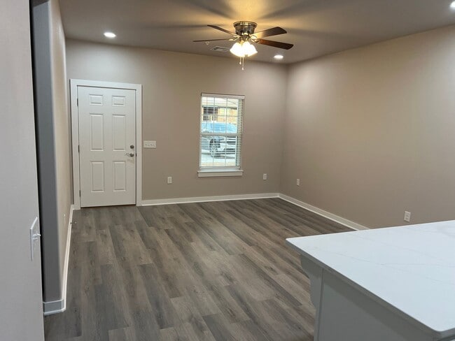 Building Photo - 923 Callie Ave