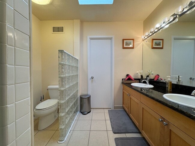 Building Photo - Spacious 2 Bed/2 Bath/2 Lanai Furnished Penthouse Unit at Kaiolu Sunrise