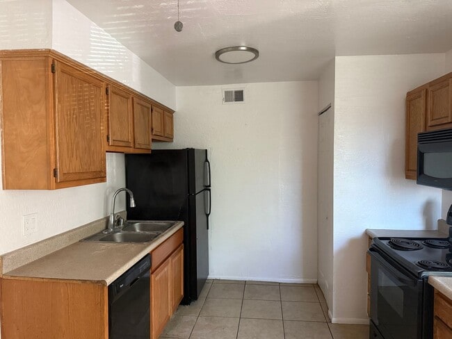 Building Photo - 2 Bedroom Phx. Condo