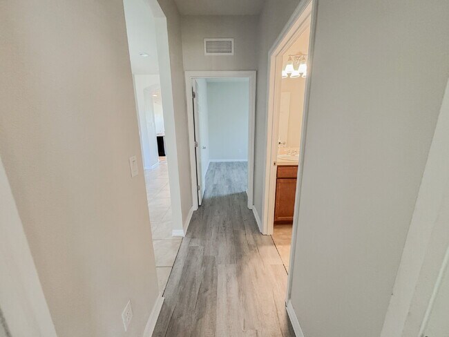 Building Photo - Gorgeous 4 bedroom 2 bath home in luxuriou...