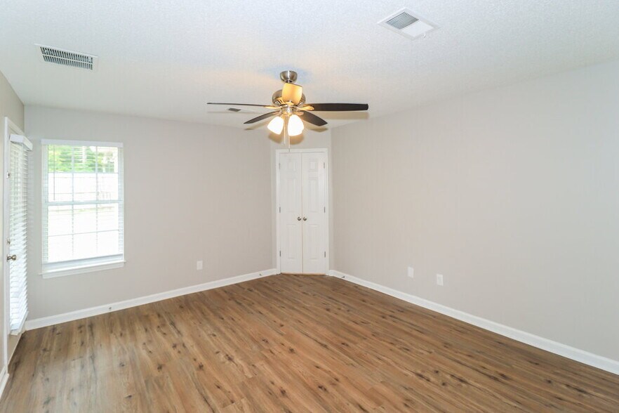 Building Photo - 9728 Tucker Creek Cove