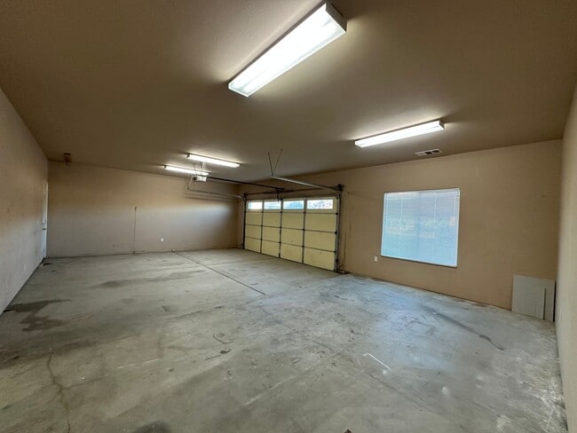 Building Photo - 3 Bedroom home in the beloved Joshua Tree area