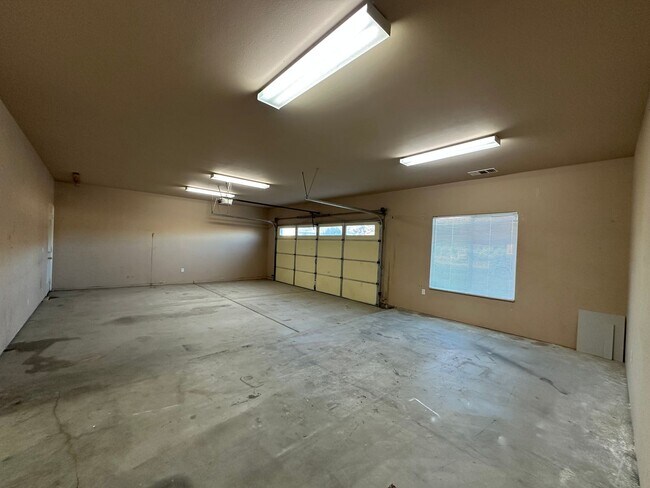 Building Photo - Welcome Home to this beautiful 3 Bed 2 Bath Home