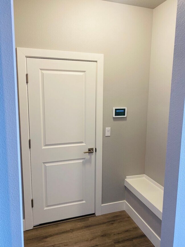 Building Photo - Gorgeous Newer Home!