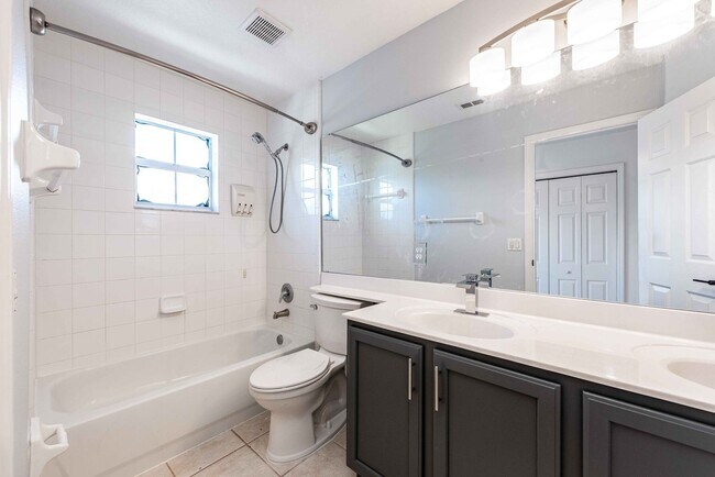 Building Photo - St. Cloud 4 Bedroom, 4 Bathroom Pool Home with Lake View