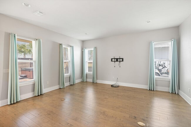 Building Photo - 56 Penelope St