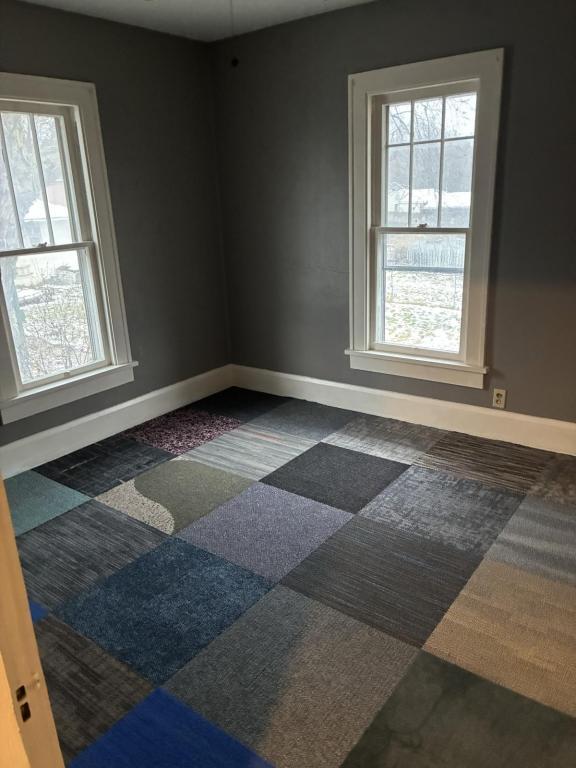 Building Photo - 552 S Diamond St