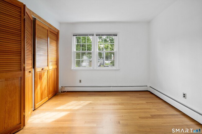Building Photo - 32 Hollow Wood Ln