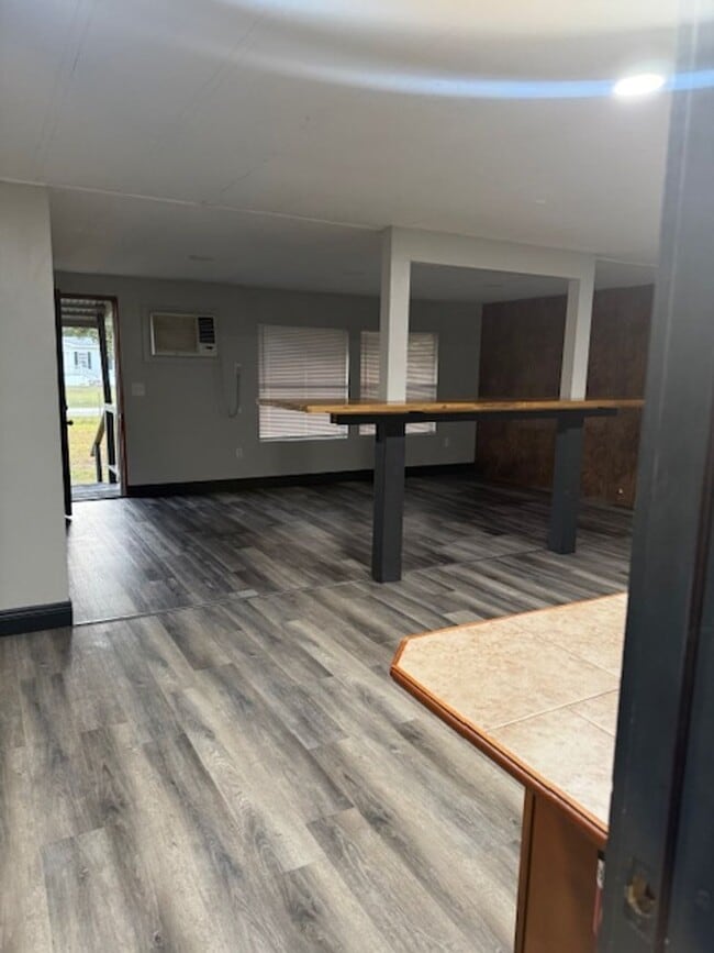 Building Photo - Newly renovated 4/2 Mobile home on large lot in Orlando**