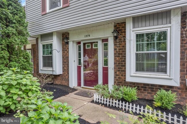 Building Photo - 1578 Yeakel Way