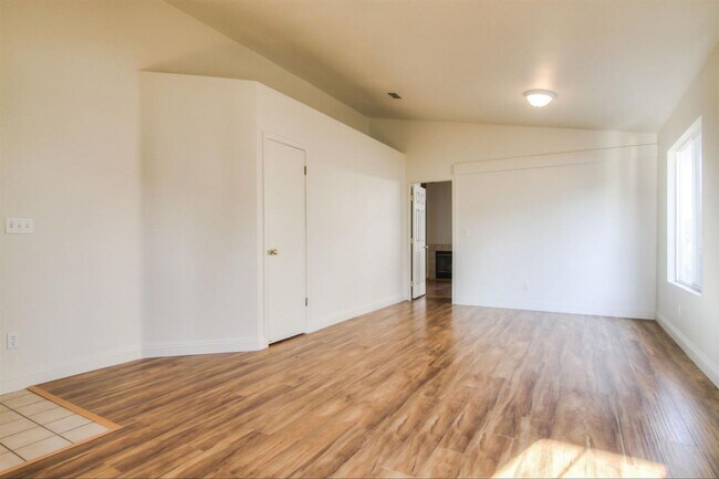 Building Photo - Great 3 Bedroom, 2 Bath 1524 Sqft. Rancho ...