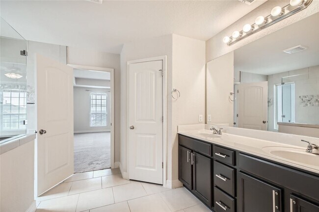 Building Photo - Home in Weston Oaks!