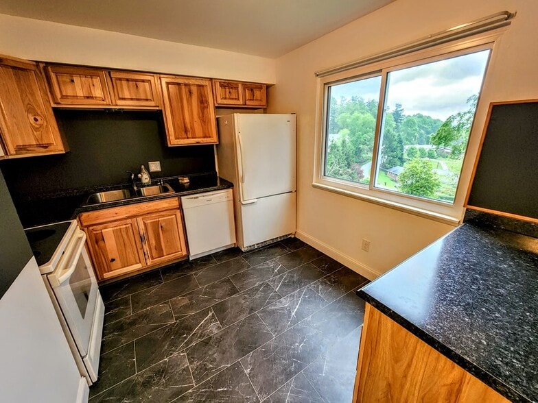 Building Photo - 3 Oak Drive Cir