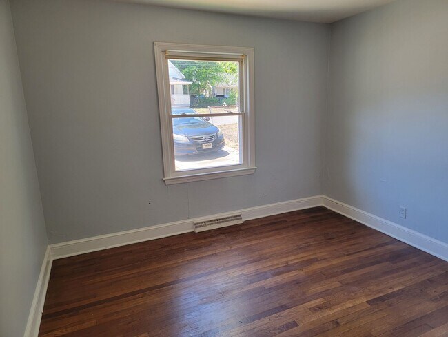 Building Photo - 3 Bedroom 1 Bathroom House