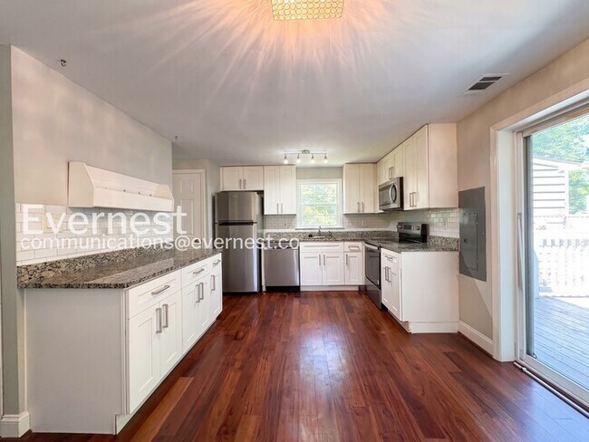 Building Photo - 3 Bed/1.5 Bath Townhome with Fenced Yard / Vouchers Accepted / Available Now!