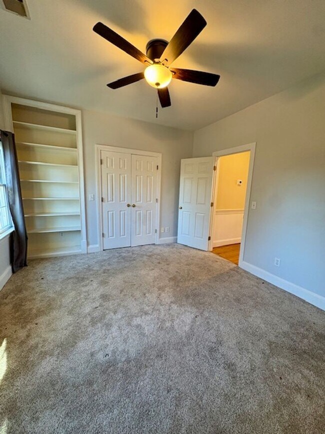 Building Photo - Spacious Five Bedroom Home in Mount Pleasant