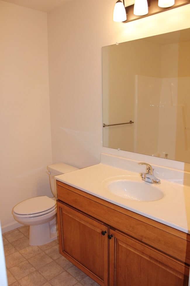 Building Photo - 3 Bedroom 2.5 bath Two Level Townhome