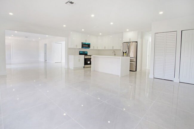 Building Photo - 17600 NE 2nd Ct