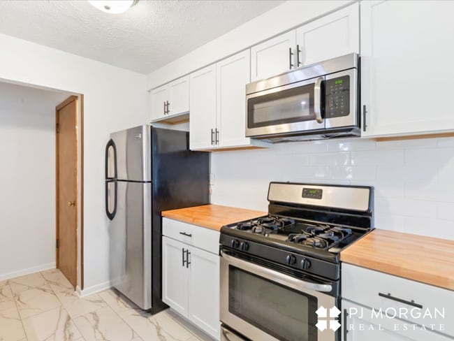 Building Photo - 3 bedroom , 2 bathroom House - Recently Up...