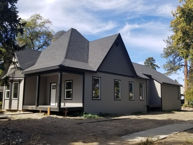 Building Photo - Newer 5 Bed, 3 Bath Home with over 3100+ s...