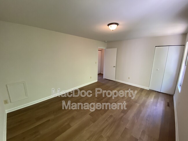 Building Photo - 104 Kings Mill Dr