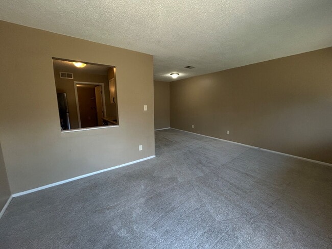 Building Photo - Charming 2-Bed Condo Retreat with 1.5 Baths in Prime Greenwood Location – 1088 Sq Ft of Comfort!