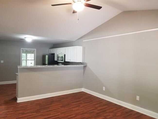 Building Photo - 557 Rustwood Dr