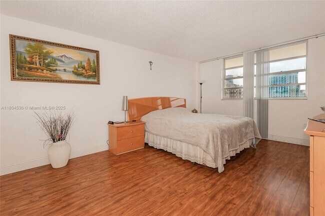 Building Photo - 1833 S Ocean Dr