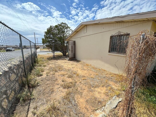 Building Photo - Northeast El Paso 3 Bed Refrig A/C